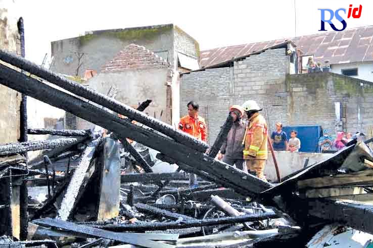 Rumah milik warga Dusun Sayangan, Ngadirejo yang habis dilalap si jago merah, Senin (13/12/2021). (Istimewa)