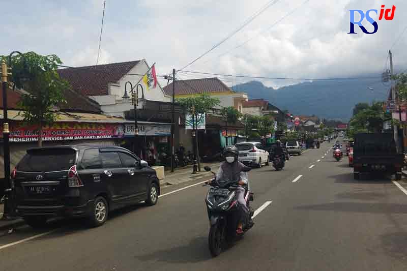 Parkir di jalan raya kawasan wisata Candi Borobudur akan ditata dengan dibuat kantong parkir. (LUQMAN SULUSTIYAWAN/JAWA POS RADAR SEMARANG)