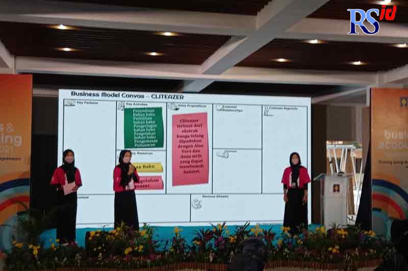Siswa SMK Muhammadiyah Magelang ketika mengikuti lomba UII Business Plan Competition dan mengenalkan produk hand sanitizer nonalkohol. (Istimewa)