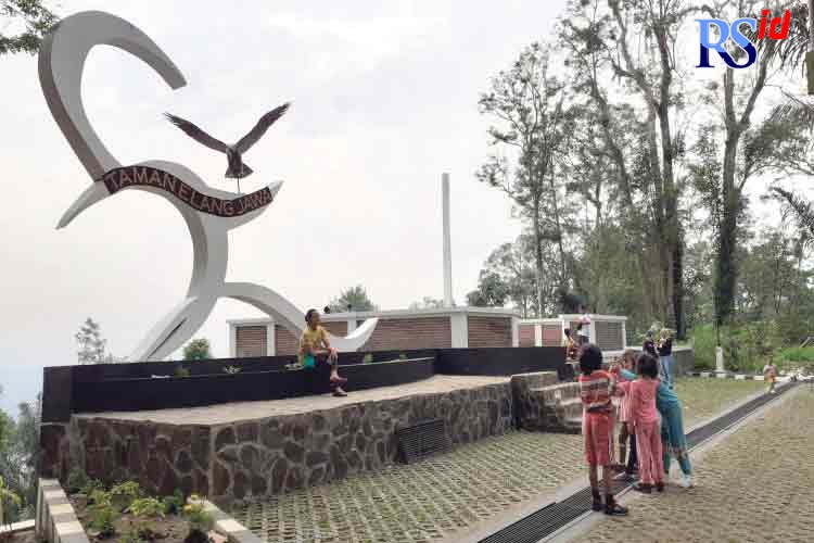 Pengunjung berfoto di Taman Elang Jawa di Wisata Gunung Tidar Magelang. (Istimewa)