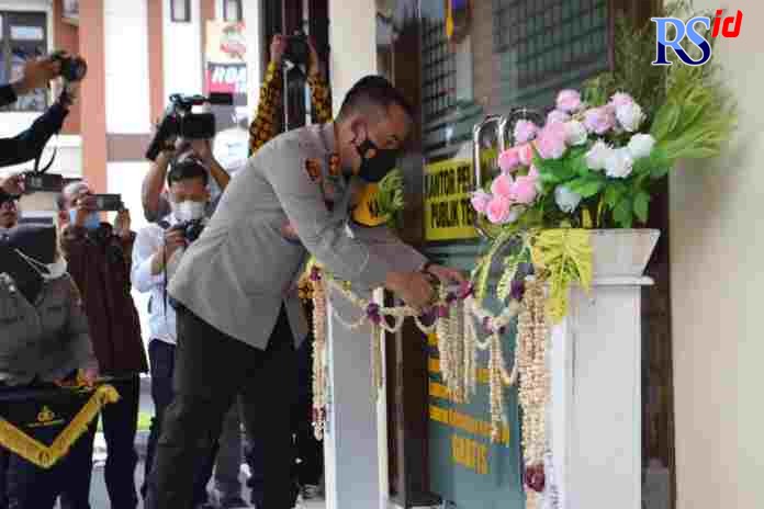 Kapolres Temanggung AKBP Burhanuddin meresmikan gedung pusat pelayanan publik terpadu, Senin (27/12/2021). (ANANTA ERLANGGA MUSA / JAWA POS RADAR SEMARANG)