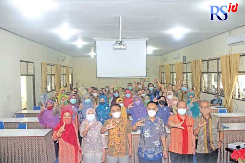 Guru-guru SMAN 5 Magelang foto bersama sebelum pelatihan menulis artikel populer bekerja sama dengan Jawa Pos Radar Semarang, Selasa (21/12). (ROFIK SYARIF G P/JAWA POS RADAR SEMARANG)
