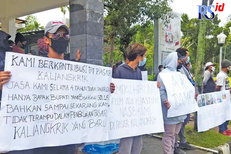 Kelompok Jasa Keamanan dan Parkir Pasar Kaliangkrik mendatangi Setda Kabupaten Magelang, Kamis (16/12) pagi. (RIRI RAHAYU/JAWA POS RADAR SEMARANG)