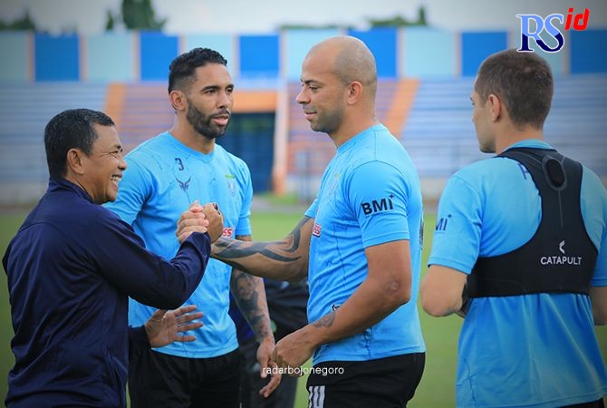 Jafri Sastra berkomunikasi dengan para pemain asing Persela, saat kali pertama memimpin latihan skuad Persela di Stadion Surajaya Lamongan kemarin. (Anjar Dwi P./Jawa Pos Radar Lamongan)
