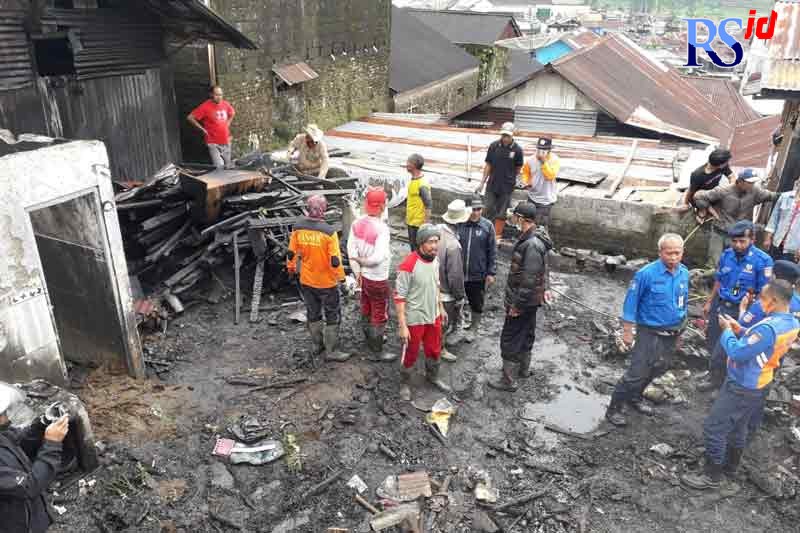Rumah Miswal, warga Kampung Mulyosari, Desa Serang, Kejajar ludes terbakar Senin (6/12) pagi. Diduga akibat korsleting listrik.  (Istimewa)