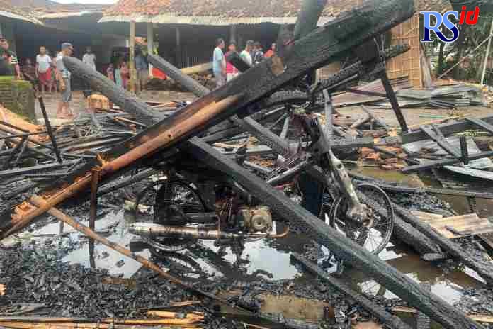 TINGGAL PUING : Api membakar gudang milik warga di Desa Adikarto, Kecamatan Muntilan, Kabupaten Magelang Jumat (3/12) kemarin. (DAMKAR KABUPATEN MAGELANG)