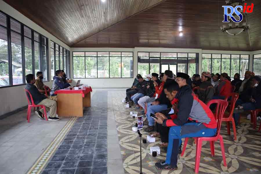 Perwakilan Disparbud dan Disparta Banjarnegara serta yang berkepentingan dalam pembuatan vidio melakukan klarifikasi ke sejumlah Pokdarwis Wonosobo. (Sigit Rahmanto/Jawa Pos Radar Semarang)