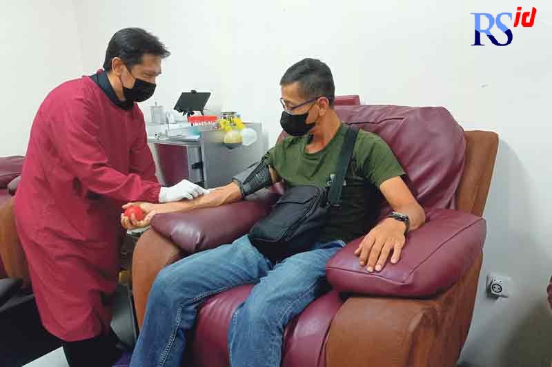 Warga tengah diambil darahnya di PMI Kota Magelang. Stok darah aman hingga (ROFIK SYARIF G P/JAWA POS RADAR SEMARANG)