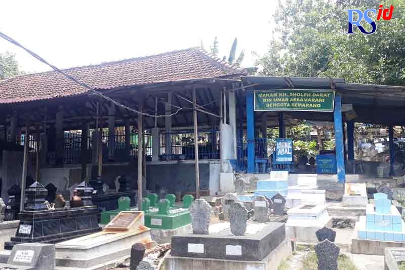 Makam KH Sholeh Darat di TPU Bergota Semarang yang berada di tengah makam-makam lainnya. (Dokumen Jawa Pos Radar Semarang)
