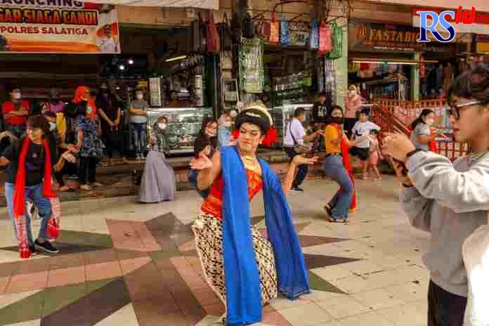 Para seniman Salatiga sedang menari Ngoser Banyumasan di Pasaraya 2 Salatiga Kamis (30/12). (Istimewa)