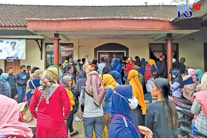 Para nasabah mendatangi kantor KSP Sido Mukti Makmur di Desa Bojonegoro, Kecamatan Kedu beberapa waktu yang lalu. (Istimewa)