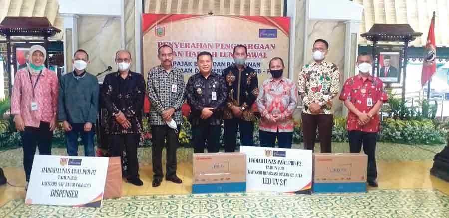 Kecamatan yang telah lunas dalam membayar PBB mendapatkan penghargaan di Pendopo Kabupaten kemarin (16/12). (Istimewa)