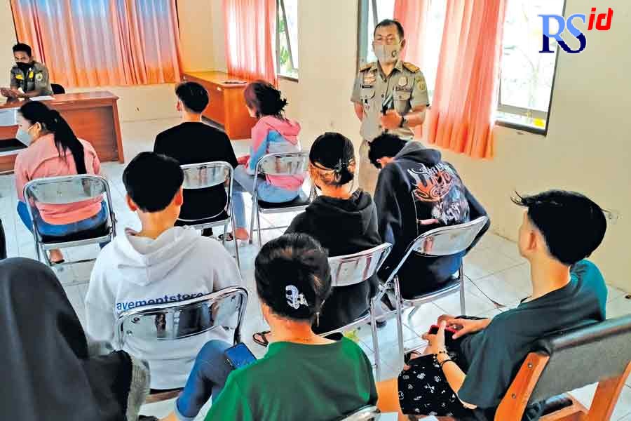Kasi Tibum Tramas Satpol PP Kabupaten Pekalongan Sunarso saat memberi pembinaan kepada muda-mudi yang terjaring razia, Senin (13/12/2021). (NANANG RENDI AHMAD/JAWA POS RADAR SEMARANG)