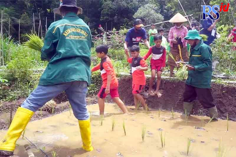 &nbsp;Siswa sekolah dasar sedang outbound di Desa Wisata Banyukuning, Bandungan Selasa (21/12). (Maria Novena/Jawa Pos Radar Semarang)