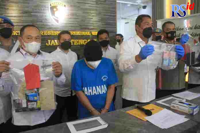 Dirreskrimum Polda Jateng, Kombes Pol Djuhandhani Rahardjo  Puro menunjukan barang bukti dari pelaku perdagangan orang. (Nurchamim / Jawa Pos Radar Semarang) 