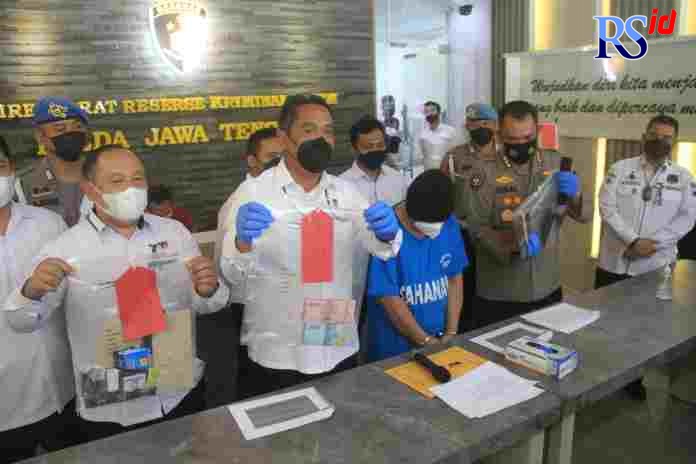 Dirreskrimum Polda Jateng,Kombes Pol Djuhandhani Rahardjo  Puro menunjukan barang bukti dari pelaku perdagangan orang. (Nurchamim / Jawa Pos Radar Semarang) 