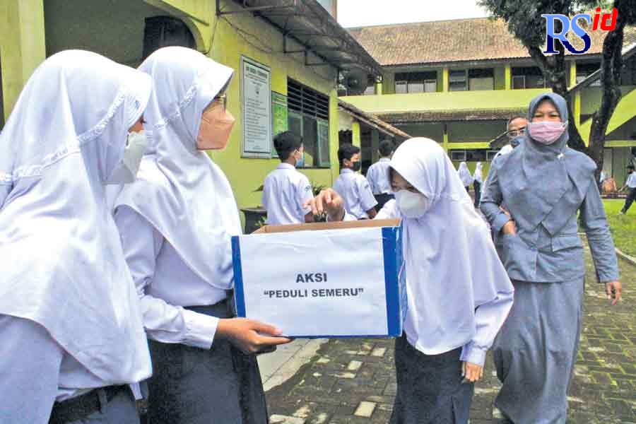 Siswa SMP Negeri 6 Temanggung saat menggalang dana di internal sekolahnya untuk korban Semeru, Senin (6/12). (ANANTA ERLANGGA MUSA / JAWA POS RADAR SEMARANG)