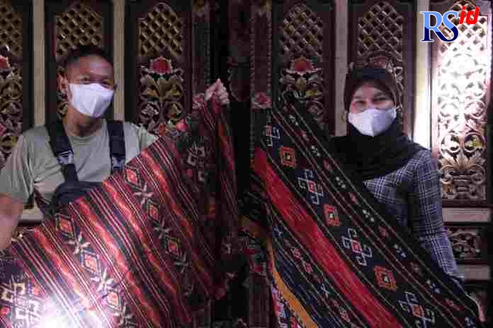 Dandim Letkol CZI Pribadi Setyo Pratomo bersama isteri menunjukkan kain batik Desa Tedunan Wedung. (WAHIB PRIBADI/JAWA POS RADAR SEMARANG)