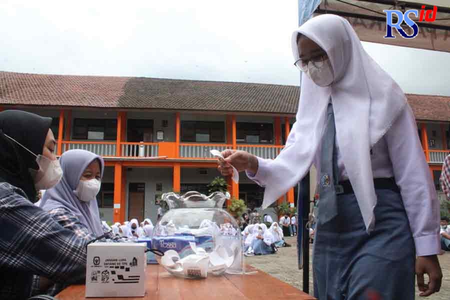 Siswa SMK Bhumi Phala Parakan menyerahkan barcode hasil e-voting dalam pemilihan ketua dan wakil ketua OSIS 2021/2022, Selasa (7/12). (ANANTA ERLANGGA MUSA / JAWA POS RADAR SEMARANG)