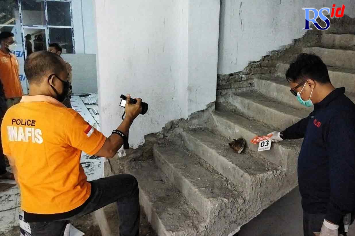 Petugas inafis melakukan olah tempat kejadian perkara tewasnya pekerja bangunan setelah jatuh dari lantai dua. (M Haryanto/Jawa Pos Radar Semarang)