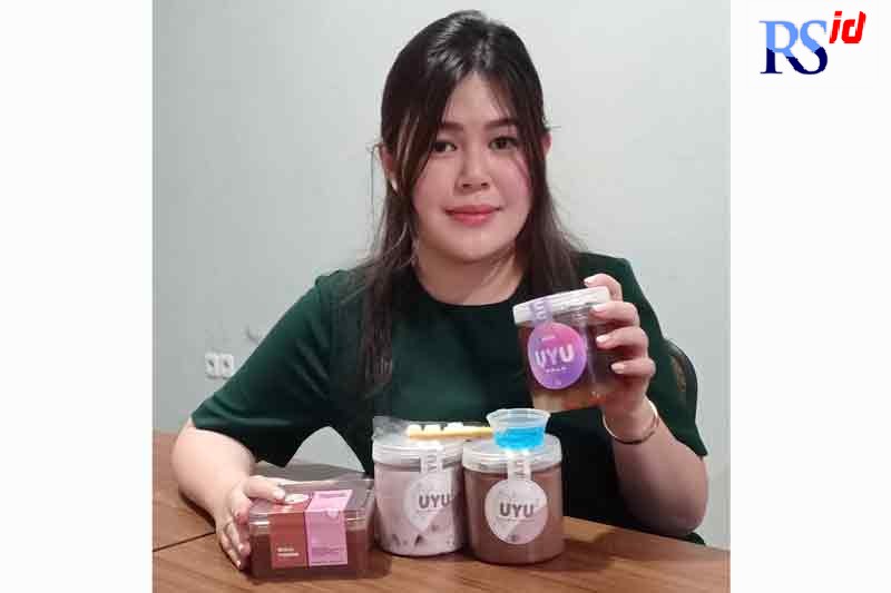 Anastasia Lyra ketika memamerkan produk Uyu, minuman ala Korea buatannya. (ADENNYAR WYCAKSONO/JAWA POS RADAR SEMARANG)