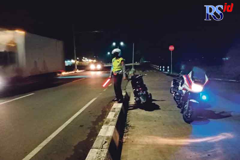 Anggota Satlantas Polres Pekalongan Kota saat memantau jalur exit tol Kota Pekalongan yang rawan untuk lokasi balap liar. (Lutfi Hanafi/Jawa Pos Radar Semarang)