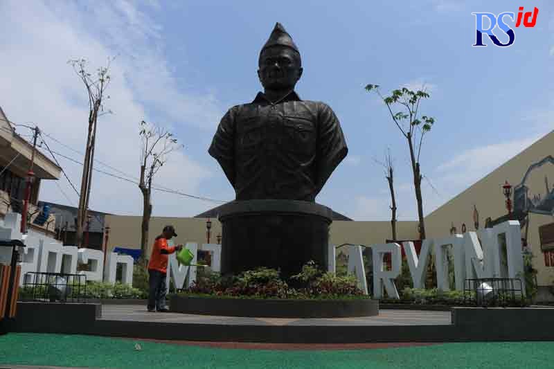 Patung sang pahlawan revolusi MT Haryono dibangun megah di taman Jalan MT Haryono sebagai pengingat atas jasa-jasa perjuangannya dalam peristiwa 1965. (NUR CHAMIM/JAWA POS RADAR SEMARANG)