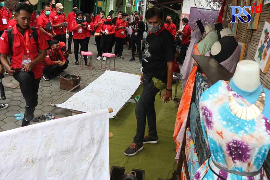 PDI Perjuangan saat menggelar pelatihan fotografi bagi derap juang PDIP milenial di Kampung Batik Semarang di Kelurahan Rejomulyo, Semarang Timur, belum lama ini. Kegiatan hunting ini kerap dilakukan setiap akhir pekan. (NURCHAMIM/JAWA POS RADAR SEMARANG)