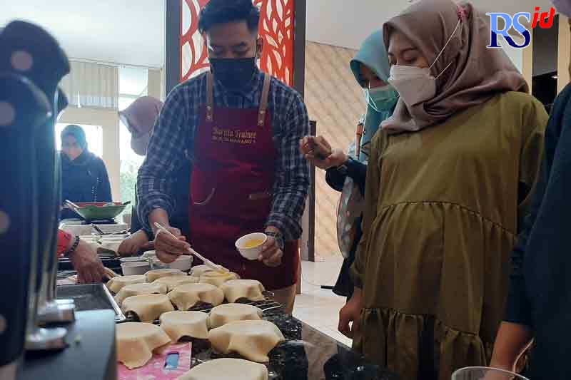 Peserta cooking class mengikuti arahan Chef Angger untuk membuat Zuppa Soup di BLK 1 Semarang. (TITIS ANIS FAUZIYAH/JAWA POS RADAR SEMARANG)