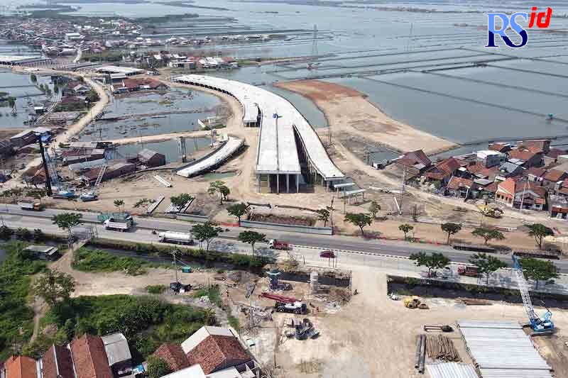Jalan tol Sidogemah Sayung yang melintasi jalan raya Pantura. (Wahib Pribadi/Jawa Pos Radar Semarang)