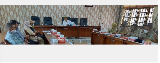 BERAUDIENSI: Ketua DPRD Demak Fahrudin Bisri Slamet menerima aduan dugaan pencemaran kandang ayam. (wahibpribadi/jawapos radar semarang)