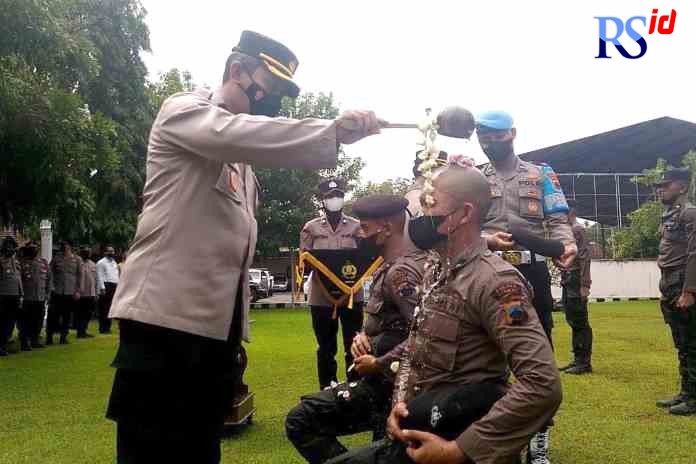 PEMBARETAN : Kapolres Kendal menyiram air bunga kepada bintara remaja. (DEVI KHOFIFATUR RIZQI/ JAWA POS RADAR SEMARANG)