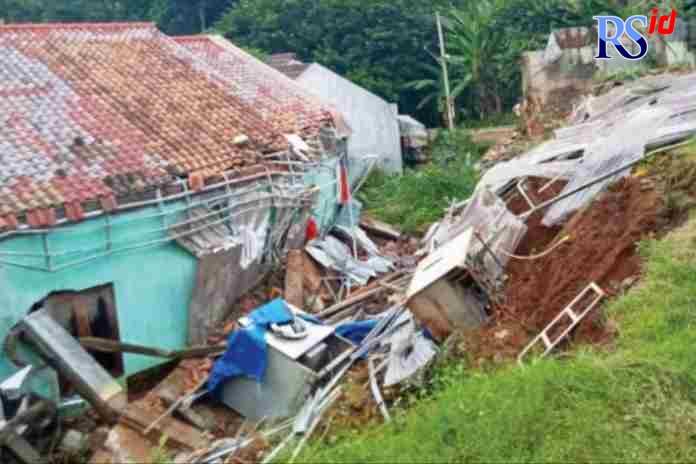 RUSAK PARAH: Jalan di depan SD Negeri 3 Sukorejo, Gunungpati, Semarang amblas hingga permukaan aspalnya terbelah. (kanan) Tiga rumah warga rusak tertimpa talut longsor di Kelurahan Ngijo, Gunungpati. (FIGUR RONGGO WASSALIM/ JAWA POS RADAR SEMARANG)