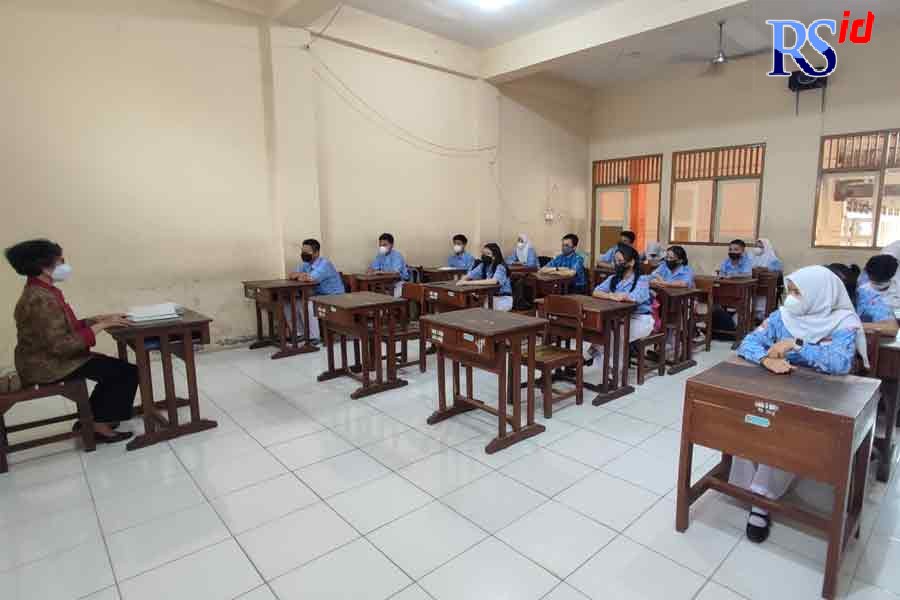 Pembelajaran tatap muka di SMKN 5 Semarang telah dilakukan dua sesi, pagi dan siang hari. Namun sejak ada surat edaran bahwa status PPKM Semarang masuk level 2, PTM 100 persen ditunda lagi. (HANES WALDA MUFTI UTOMO/JAWA POS RADAR SEMARANG)