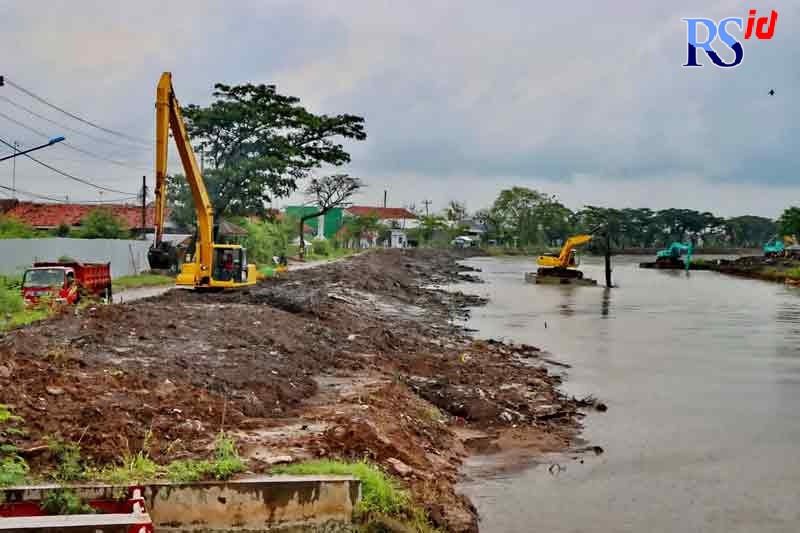 Alat berat saat melakukan pengerukan dan pelebaran Sungai Banger yang melintasi wilayah Kota Pekalongan. (LUTFI HANAFI/JAWA POS RADAR SEMARANG) 