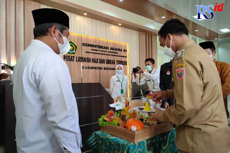 Bupati Batang Wihaji bersama Kepala Kemenag Batang M. Aqsho saat peresmian gedung layanan haji dan umrah terpadu. (RIYAN FADLI/JAWA POS RADAR SEMARANG)