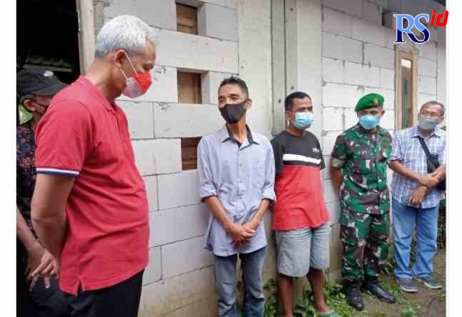 UNTUK WARGA : Ganjar Pranowo meninjau lokasi pembangunan rumah program Tuku Lemah Oleh Omah di Kampung Tulung, Kota Magelang kemarin (14/12). (ROFIK SYARIF G P/RADAR MAGELANG)