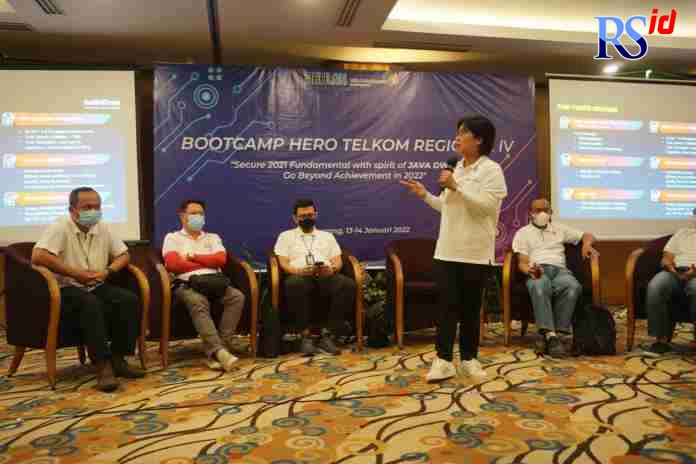 TINGKATKAN PELAYANAN : Direktur Consumer Service Telkom Indonesia FM Venusiana R saat membuka pelatihan/bootcamp gelombang I untuk para HERO Telkom Regional IV di Hotel Ciputra, Kota Semarang, Kamis (13/1/2022). (DOKUMEN TELKOM)