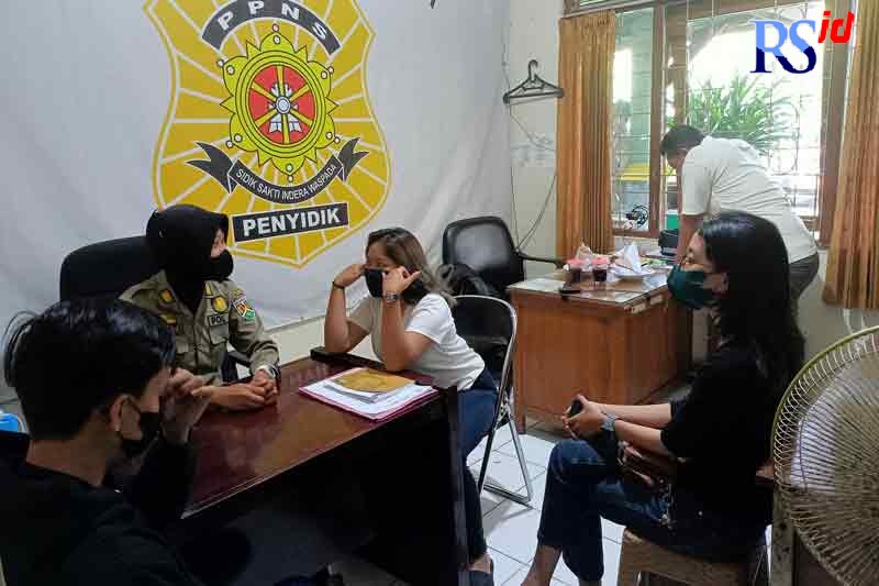 Penghuni kos yang terjaring razia didata serta dilakukan pembinaan di Kantor Satpol PP Kota Magelang. (ROFIK SYARIF G P/JAWA POS RADAR SEMARANG)