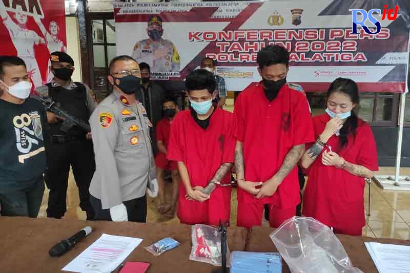 Tersangka penyalahgunaan narkoba ketika digelandang di Mapolres Salatiga. (Dhinar Sasongko/Jawa Pos Radar Semarang)