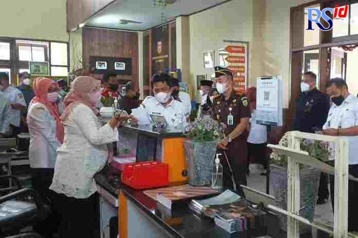 Bupati Afif Nurhidayat saat mencoba pelayanan publik yang dipusatkan di Gerai Pelayanan Publik, Gedung Korpri. (Sigit Rahmanto/Jawa Pos Radar Semarang)