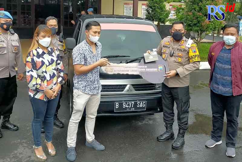 Kapolres Salatiga menyerahkan mobil warga yang hilang dicuri. (DHINAR SASONGKO/JAWA POS RADAR SEMARANG)