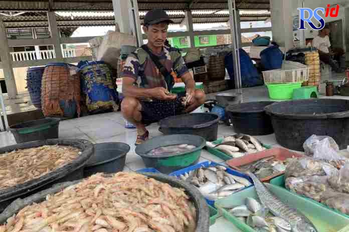 MENUNGGU : Kusyanto, salah satu pedagang ikan di TPI Bandengan menata dagangan. (DEVI KHOFIFATUR RIZQI/ JAWA POS RADAR SEMARANG)
