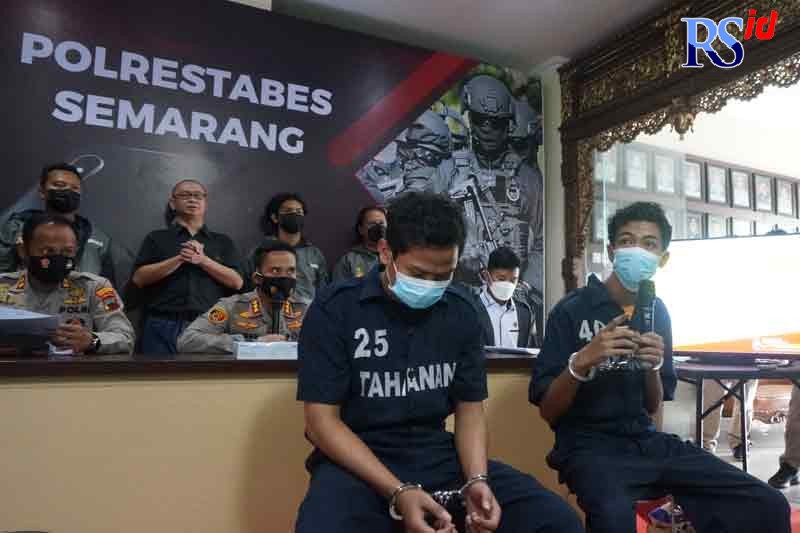 Pelaku Ilham Mousa Putra dan Ariyadimas Yulianto terpaksa meringkuk di sel tahanan Mapolrestabes Semarang karena mengeroyok sekuriti dan tamu hotel. (ADITYO DWI/JAWA POS RADAR SEMARANG)