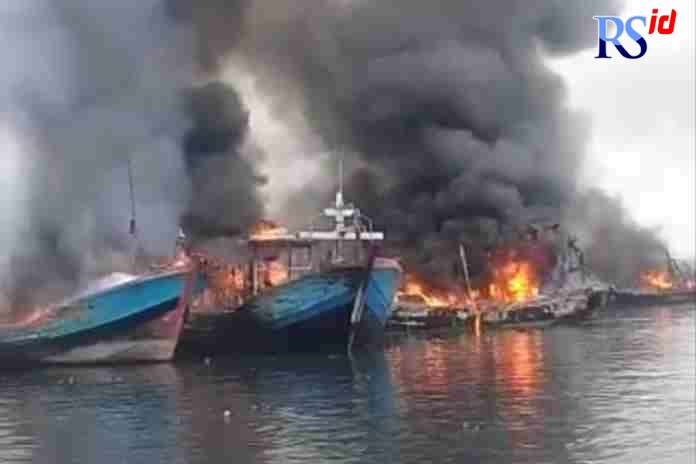 Kapal di Pelabuhan Tegal terbakar. (ISTIMEWA)