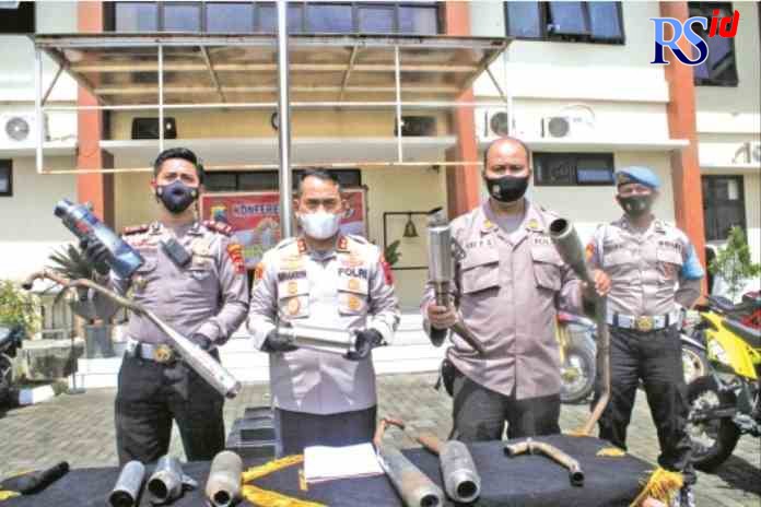 TINDAK TEGAS: Kapolres Temanggung AKBP Burhanuddin saat menyampaikan hasil penindakan terhadap kendaraan tidak layak jalan di mapolres setempat Jumat (14/1). (ANANTA ERLANGGA MUSA / JAWA POS RADAR MAGELANG)