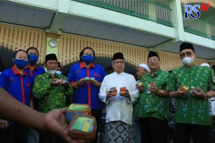 JELANG IMLEK : Ketua Yayasan Pancaka Krematorium Kedungmundu Aman Gautama memberikan 500 kg atau 2.000 biji Kue Keranjang kepada Pengurus MAS, Kauman, Johar, Jumat (21/1). (NUR CHAMIM/JAWA POS RADAR SEMARANG)