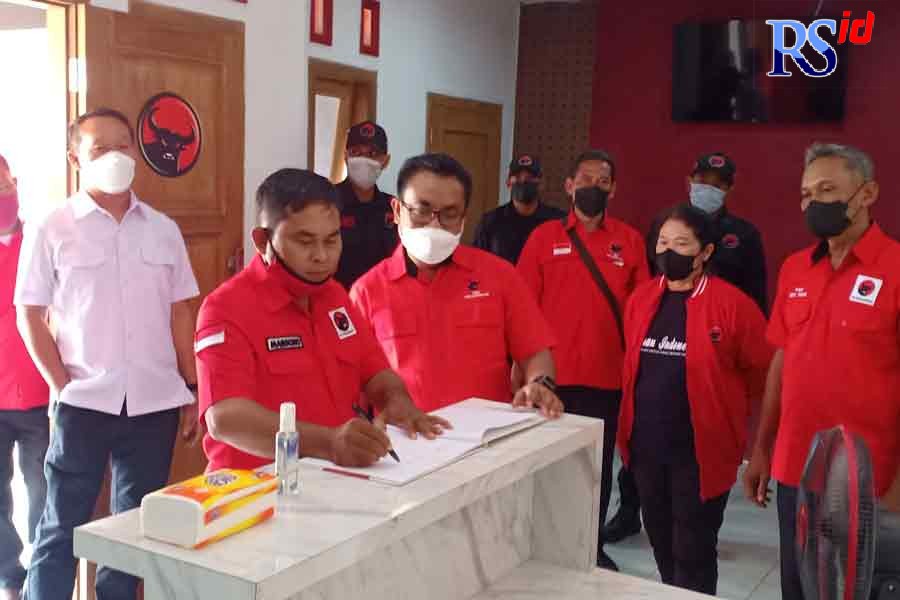 Tim juri dari DPC PDI Perjuangan ketika mendatangi Sekretariat PAC Kecamatan Tugu. (ADENNYAR WYCAKSONO/JAWA POS RADAR SEMARANG)