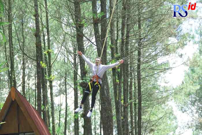 Pengunjung mencoba swing game di Kampoeng Pinus, Telomoyo. (Titis Anis Fauziah/Jawa Pos Radar Semarang)