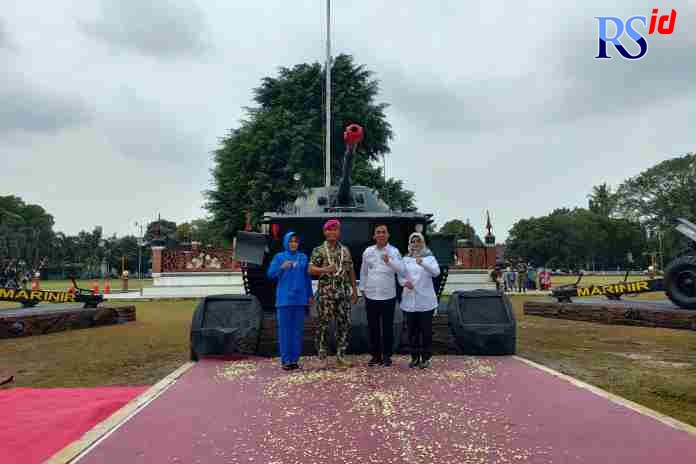 MONUMEN PERJUANGAN: Dankormar Mayor Jenderal TNI (Mar) Suhartono bersama Bupati Batang Wihaji meresmikan monumen alutsista di Alun-Alun Batang. (RIYAN FADLI/JAWA POS RADAR SEMARANG)